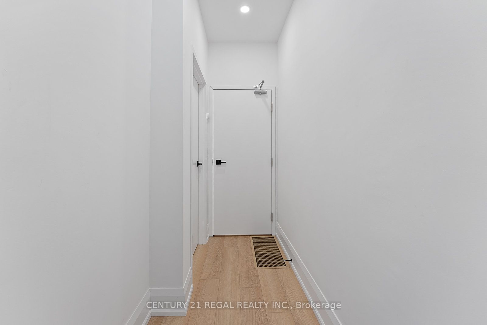 652 St Clarens Ave Property Photo 4