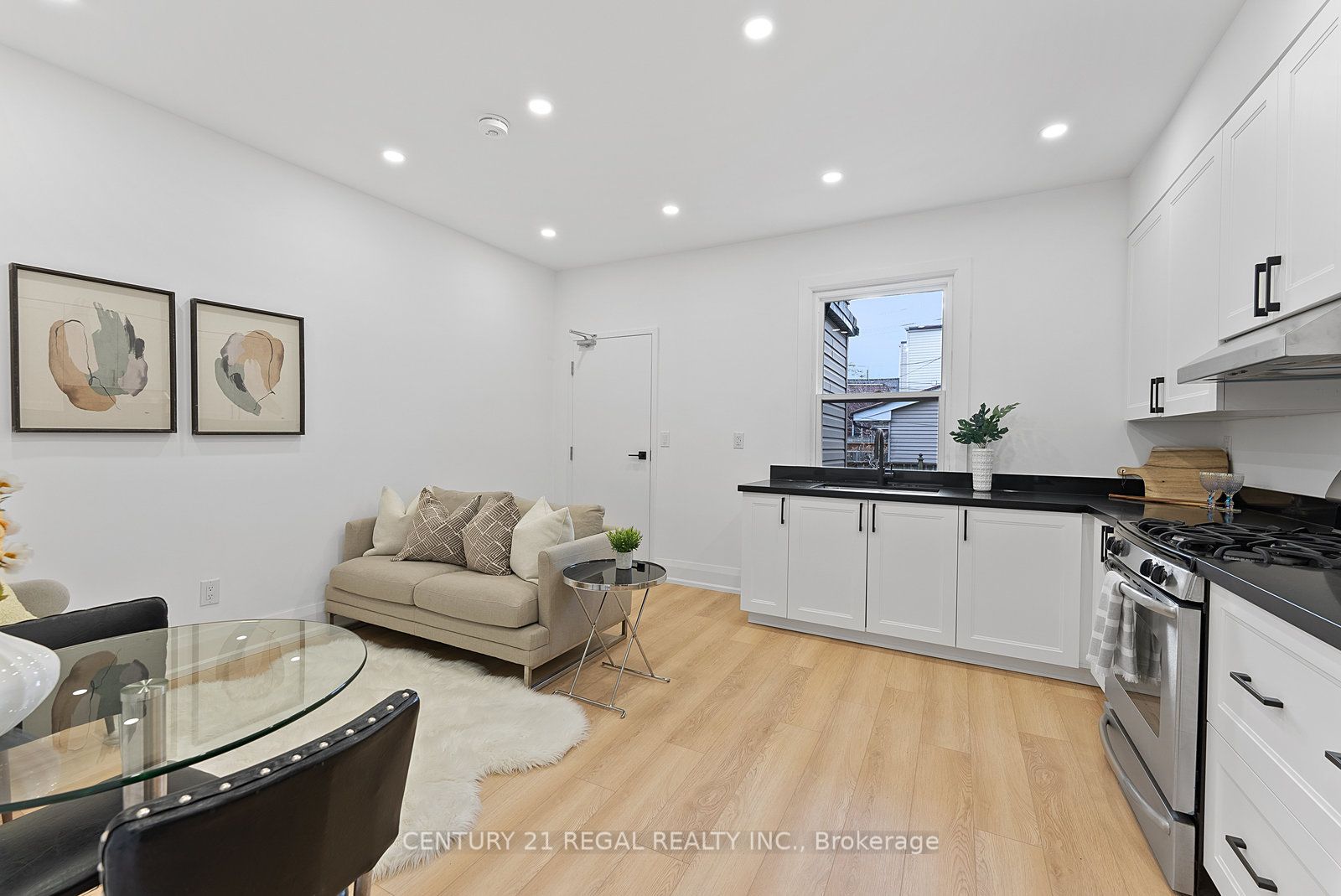 652 St Clarens Ave Property Photo 7