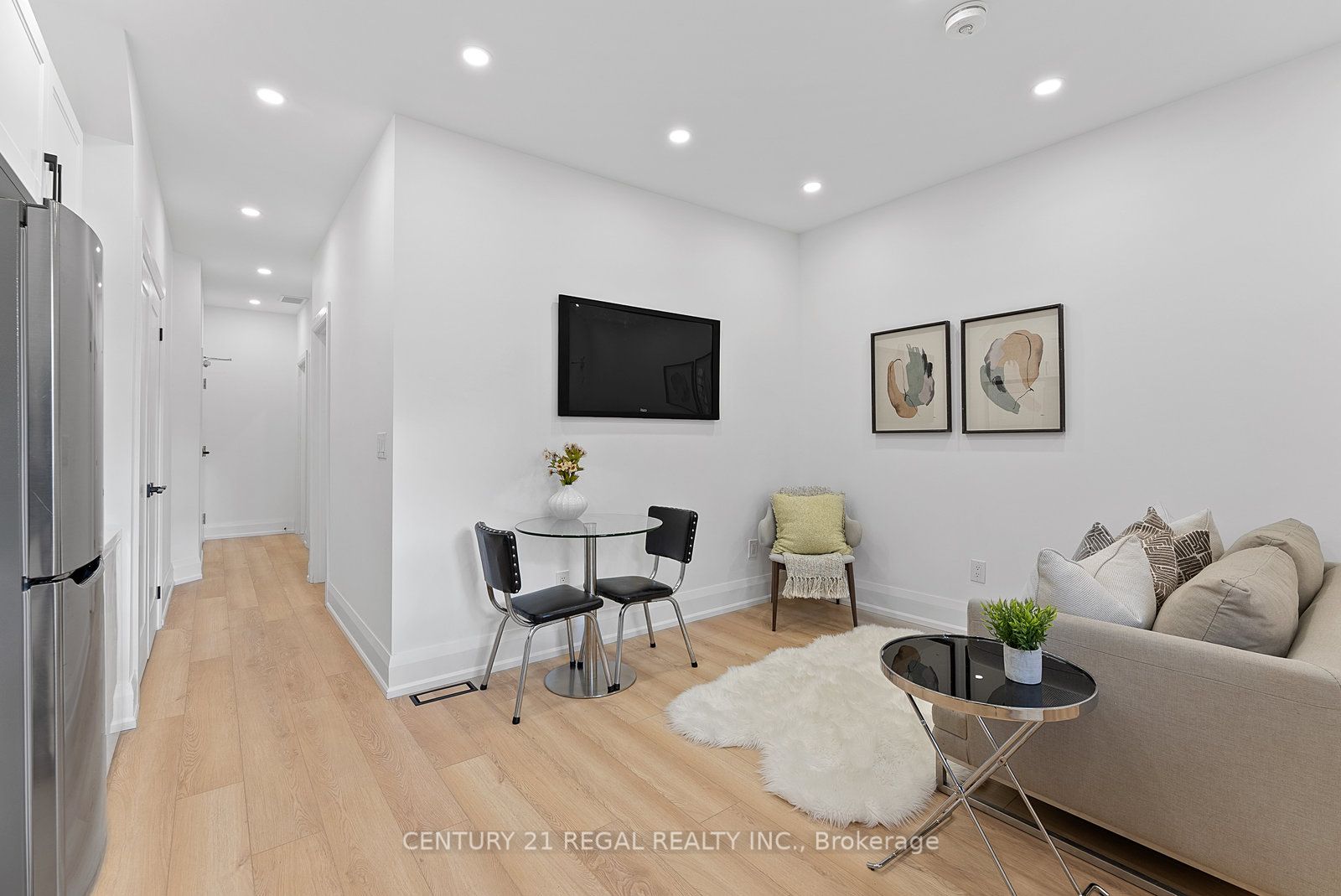 652 St Clarens Ave Property Photo 8