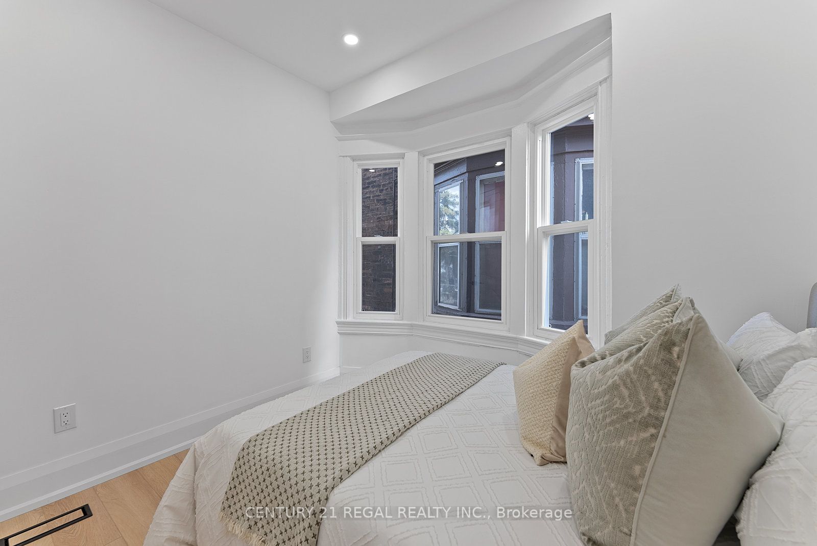 652 St Clarens Ave Property Photo 9