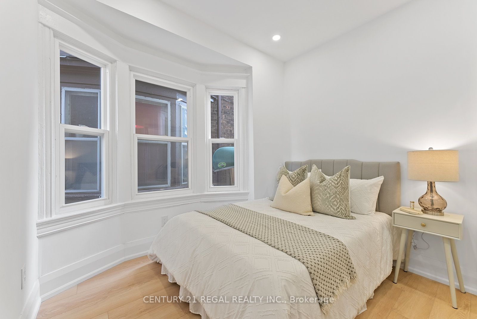 652 St Clarens Ave Property Photo 10