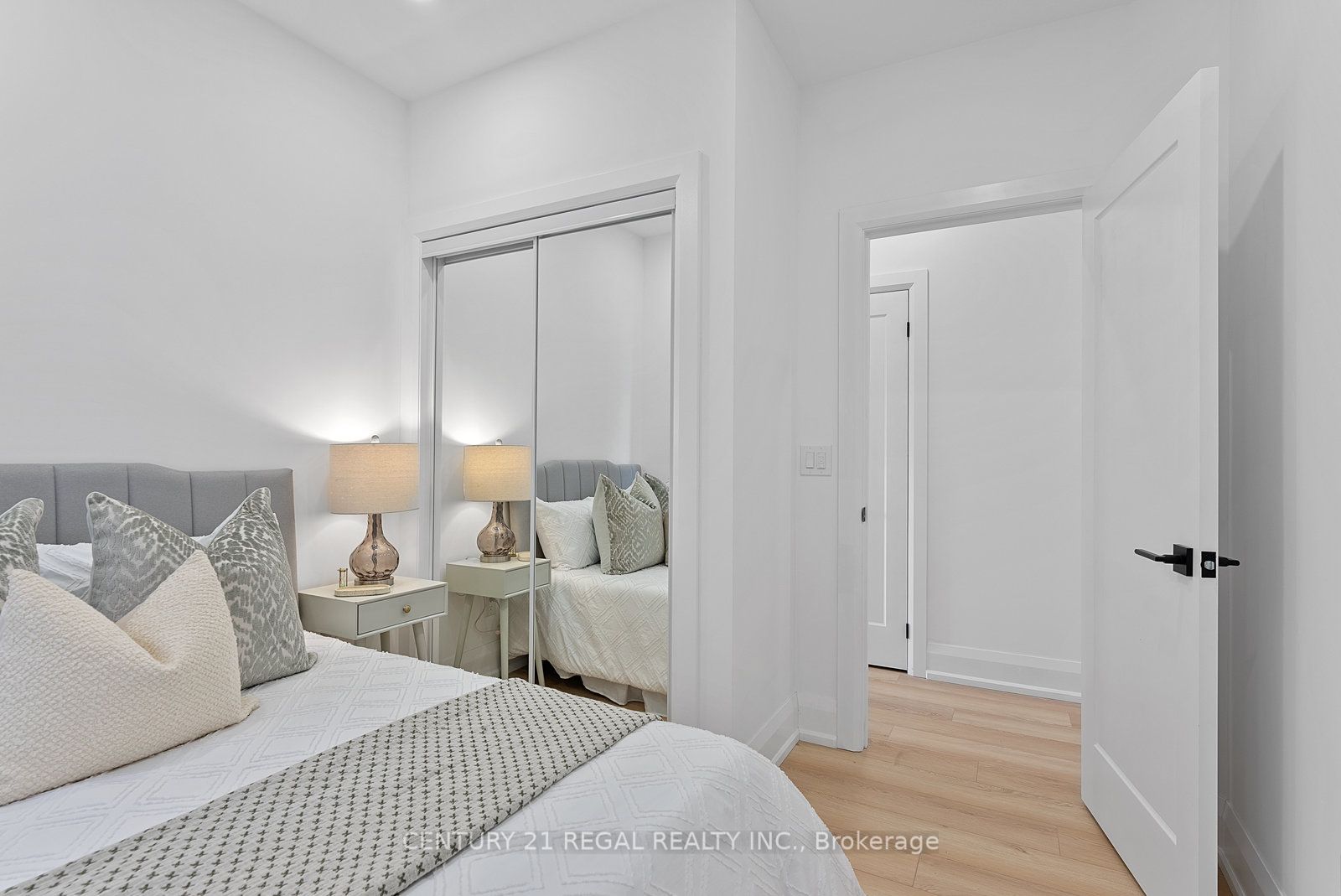 652 St Clarens Ave Property Photo 11