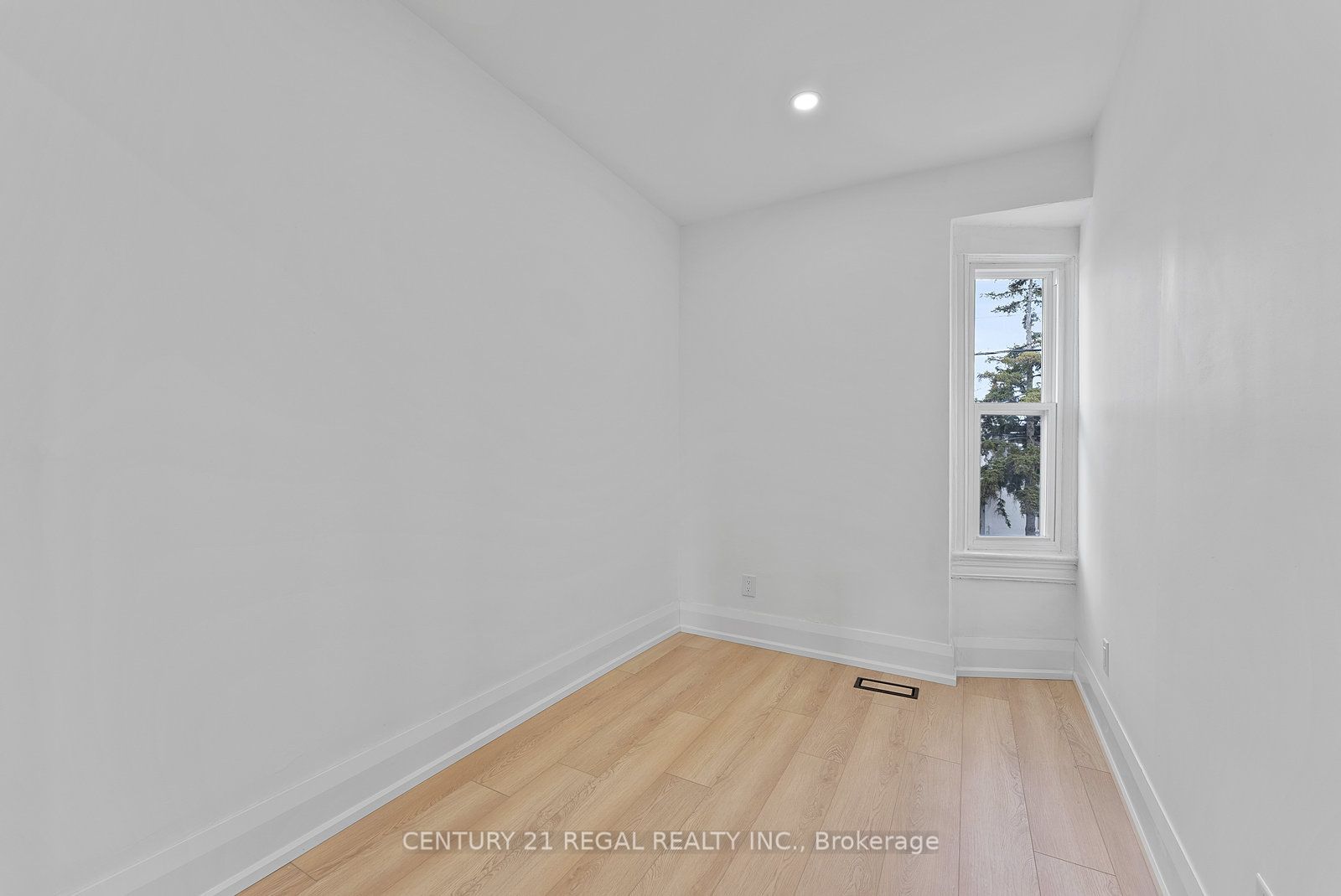652 St Clarens Ave Property Photo 24