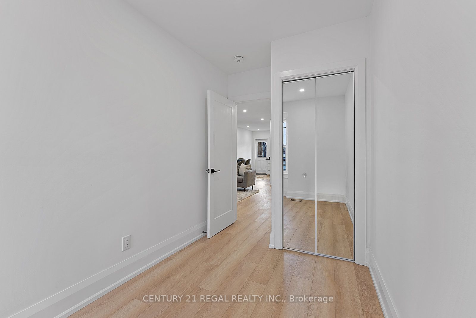 652 St Clarens Ave Property Photo 25