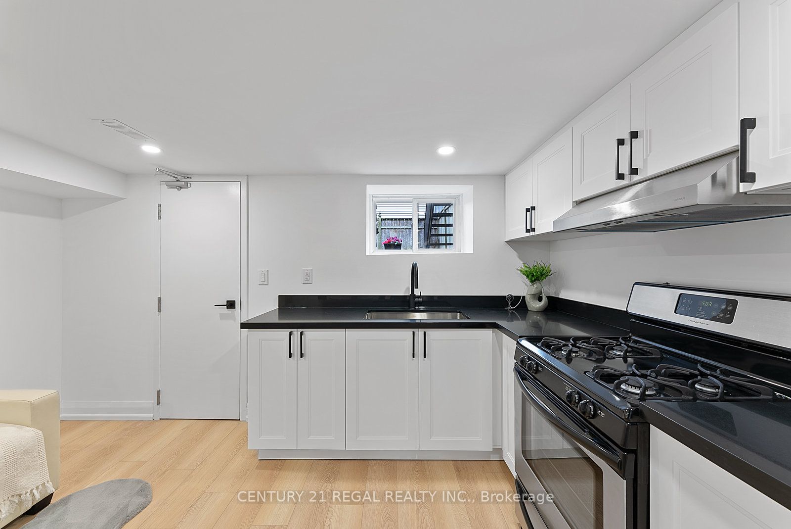 652 St Clarens Ave Property Photo 30