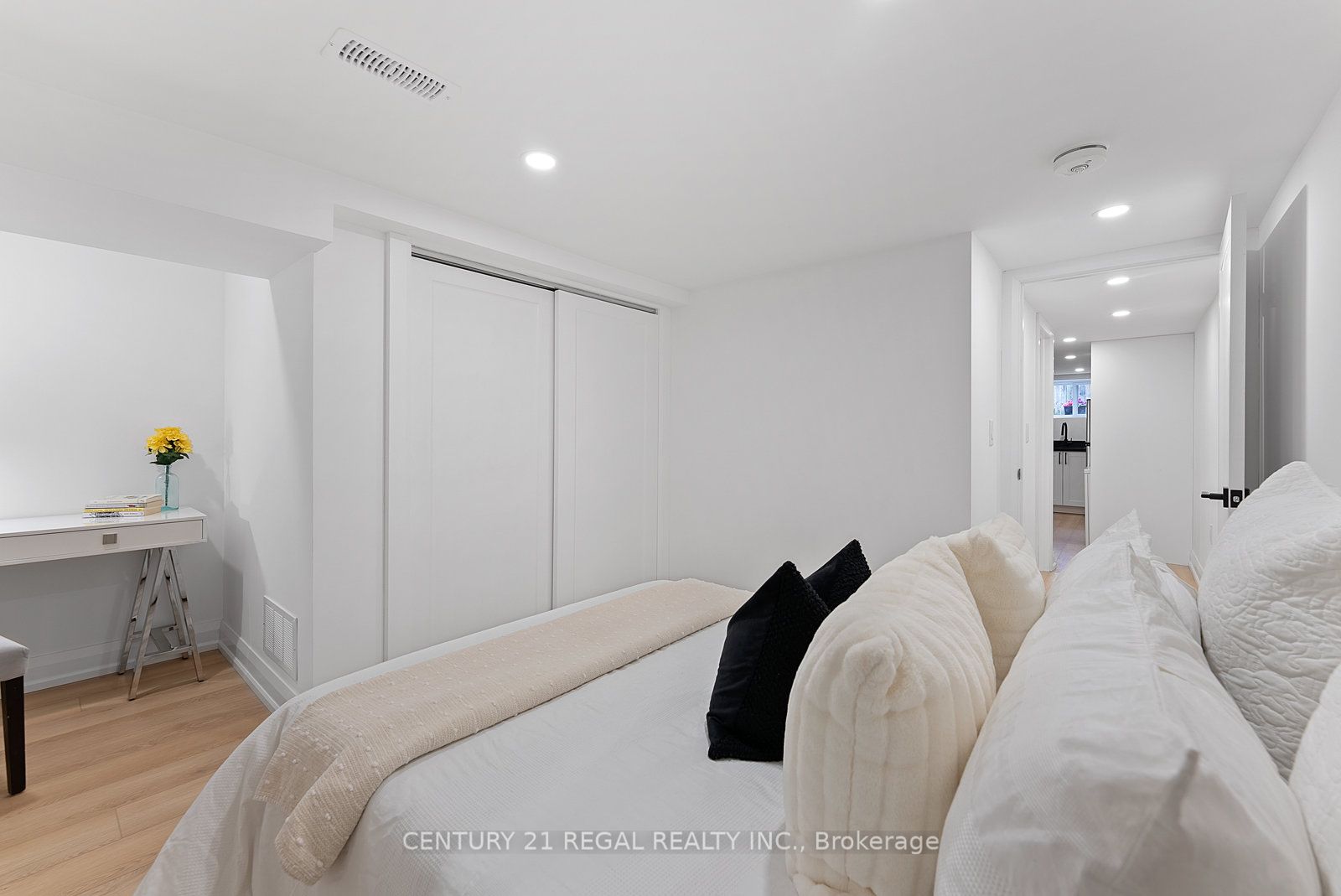 652 St Clarens Ave Property Photo 32