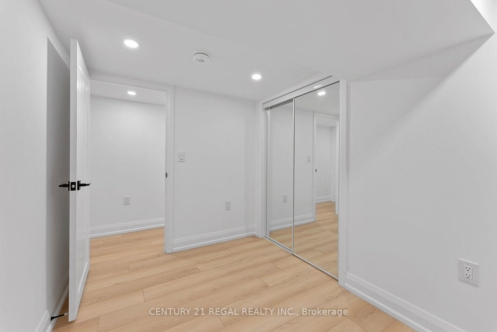 652 St Clarens Ave Property Photo 34