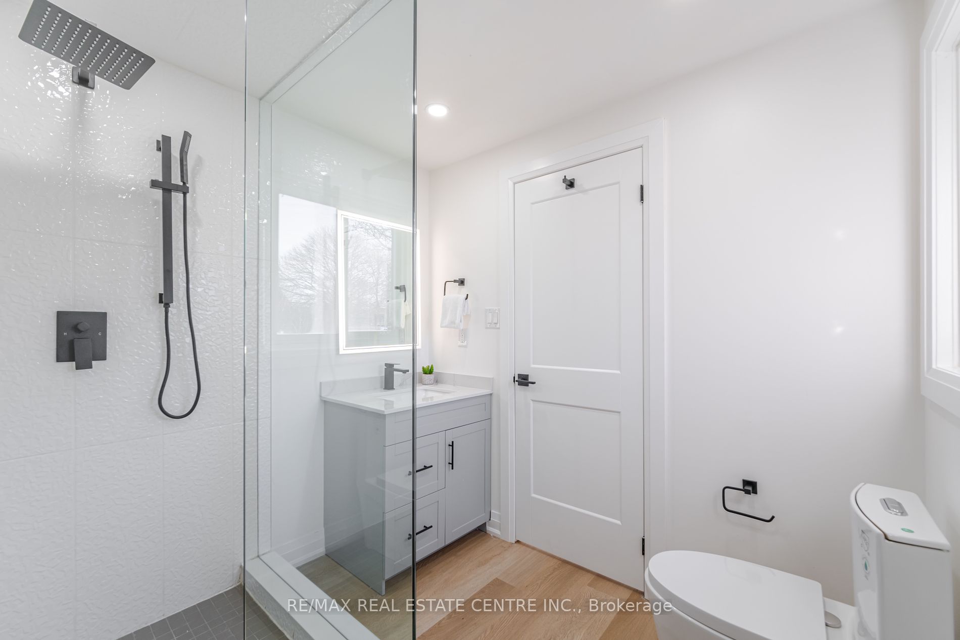 191 Mendel Crt Property Photo 12
