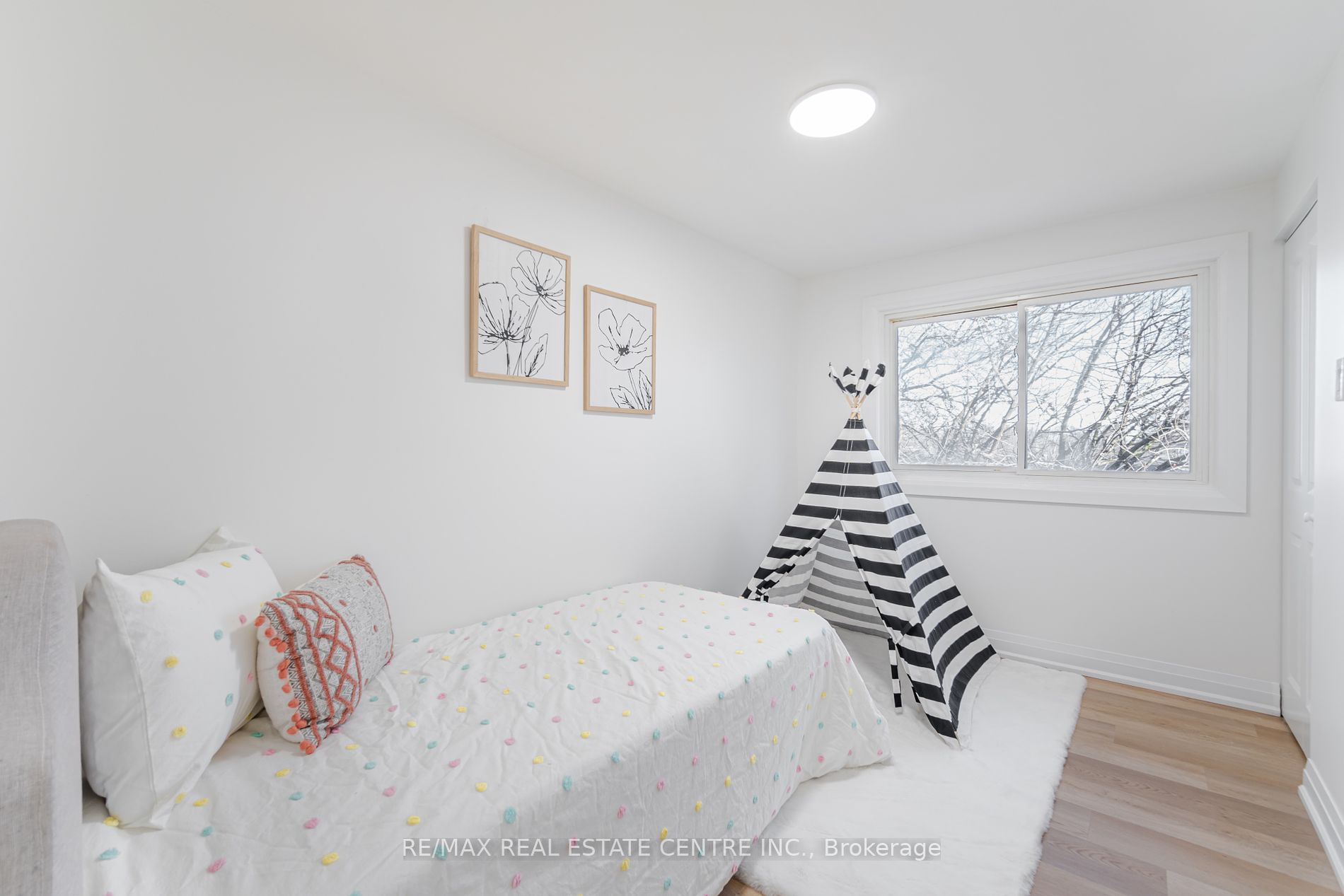 191 Mendel Crt Property Photo 14