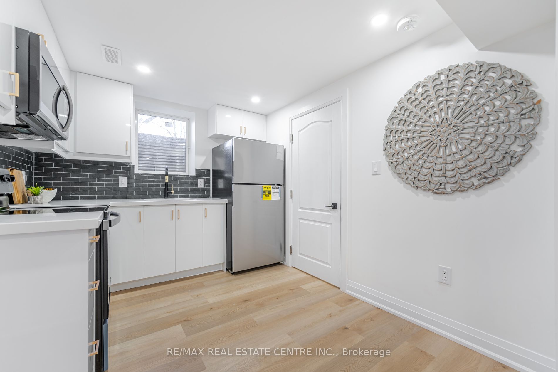 191 Mendel Crt Property Photo 17