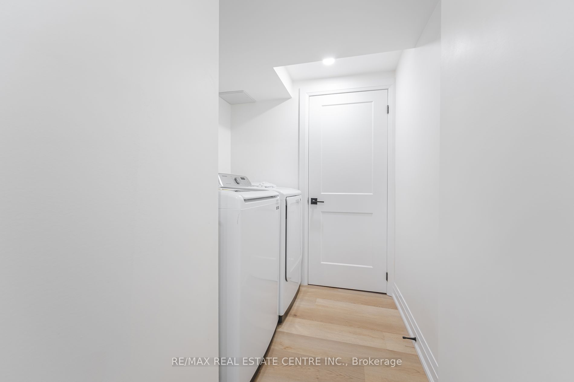 191 Mendel Crt Property Photo 21