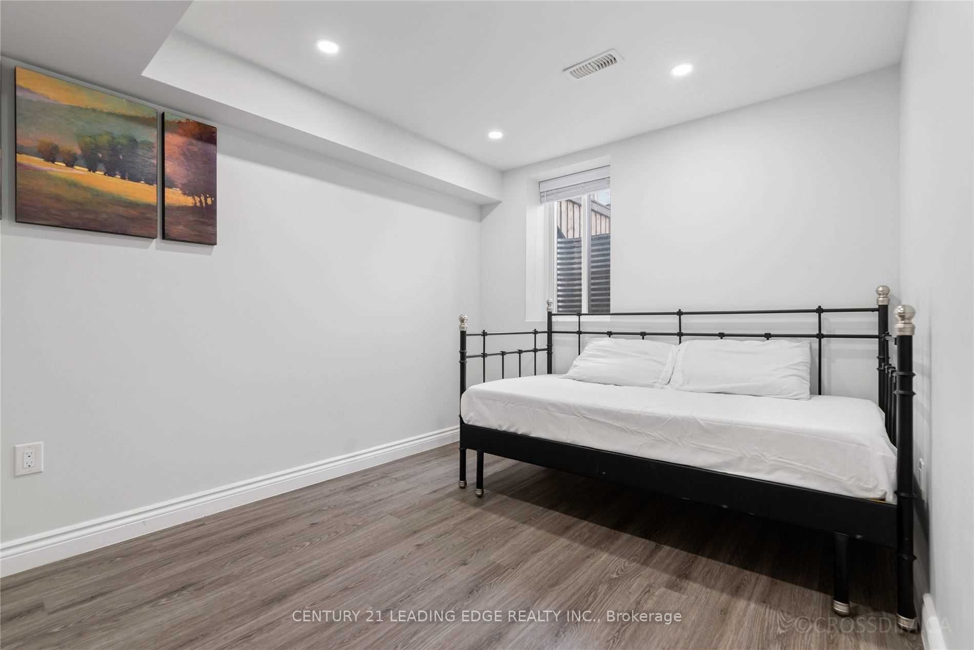 230 Hinton Terr Property Photo 4