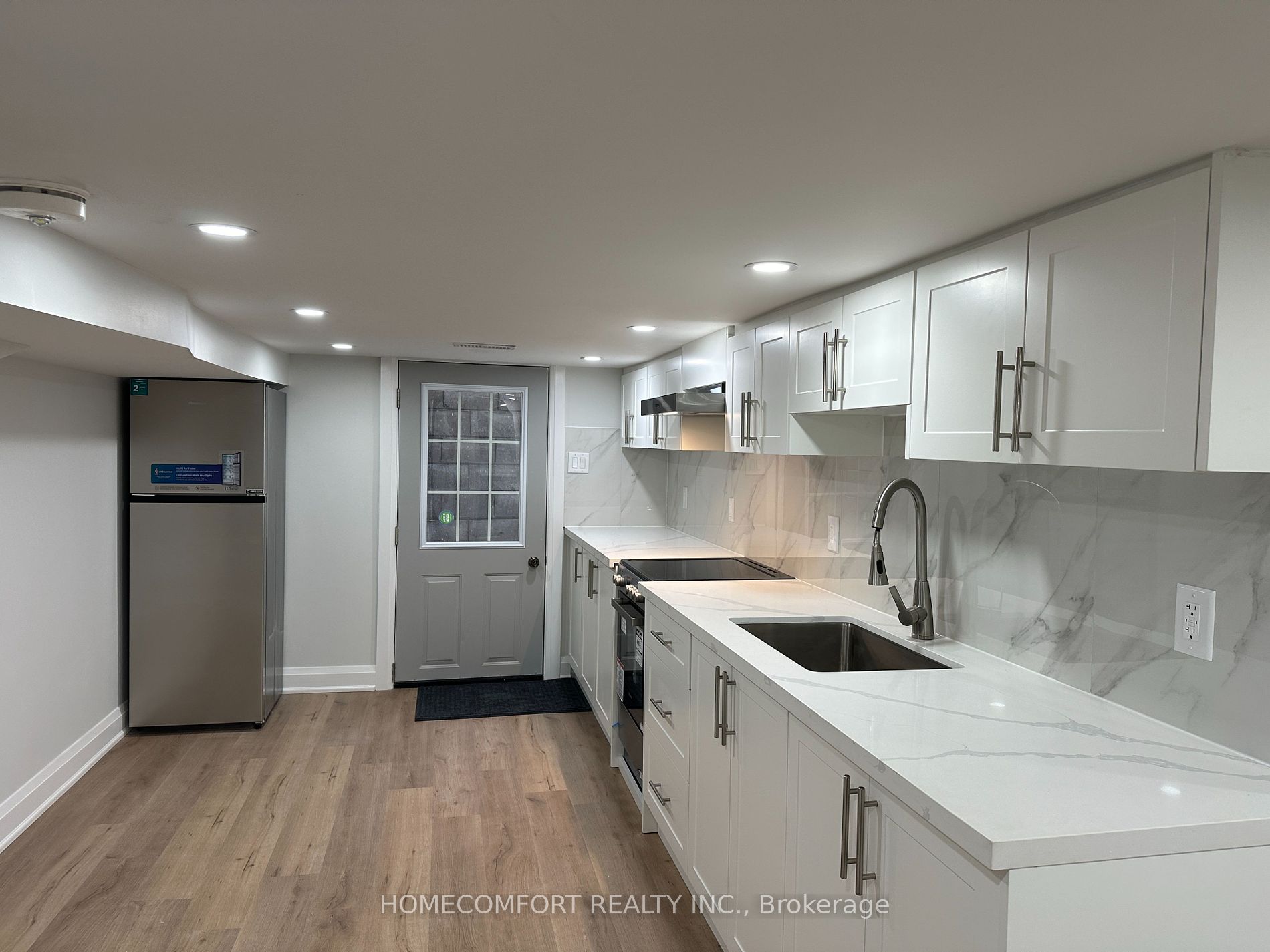 211 Osler St Property Photo 3