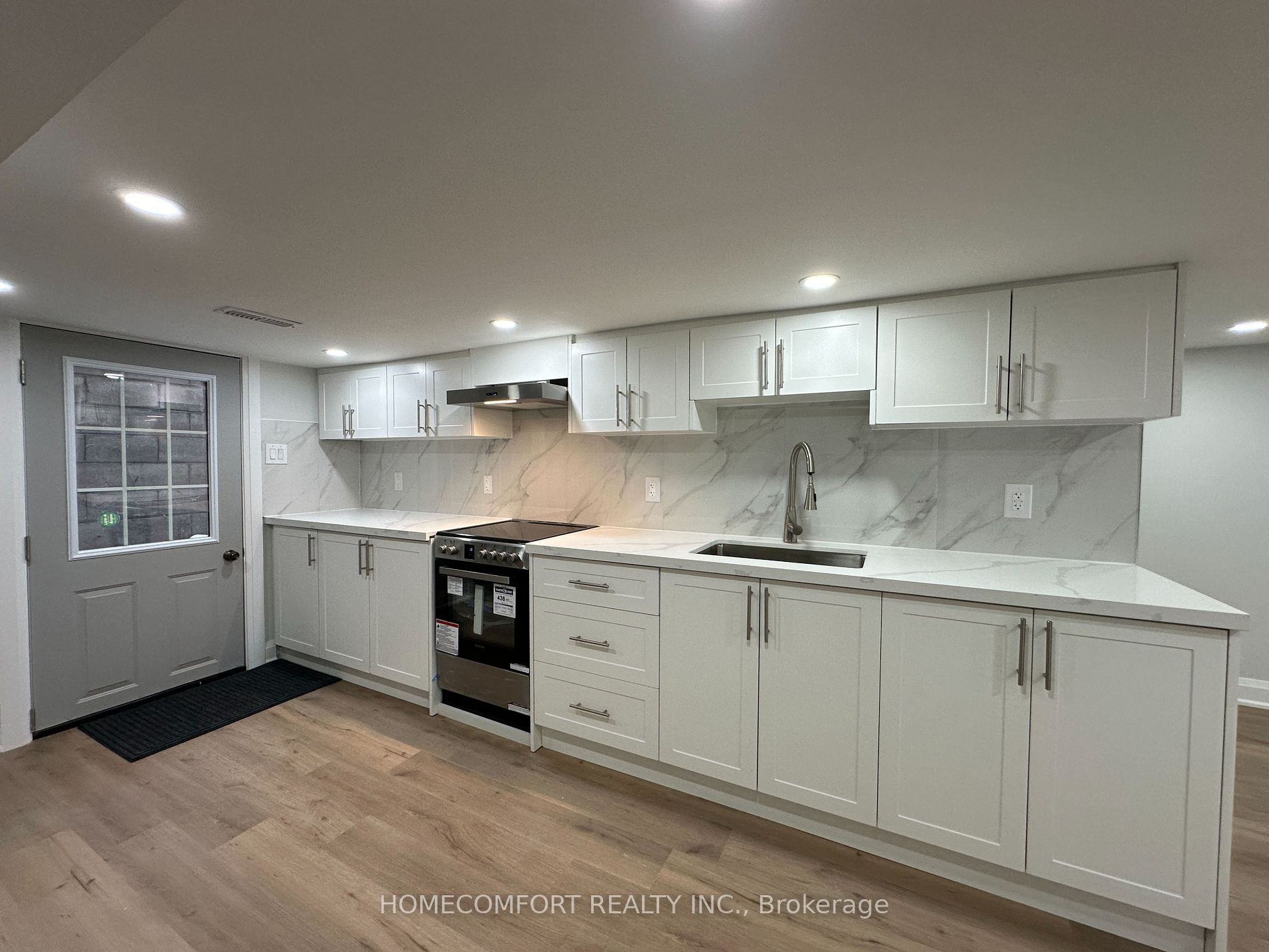 211 Osler St Property Photo 4