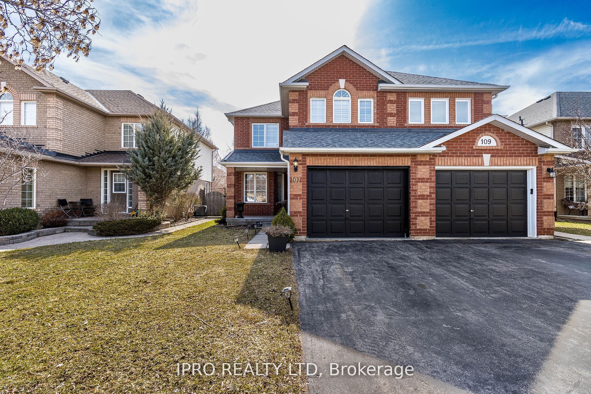 107 Mowat Cres Property Photo 2