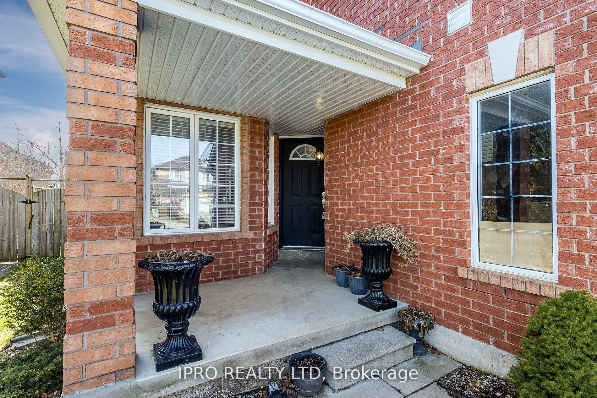 107 Mowat Cres Property Photo 3