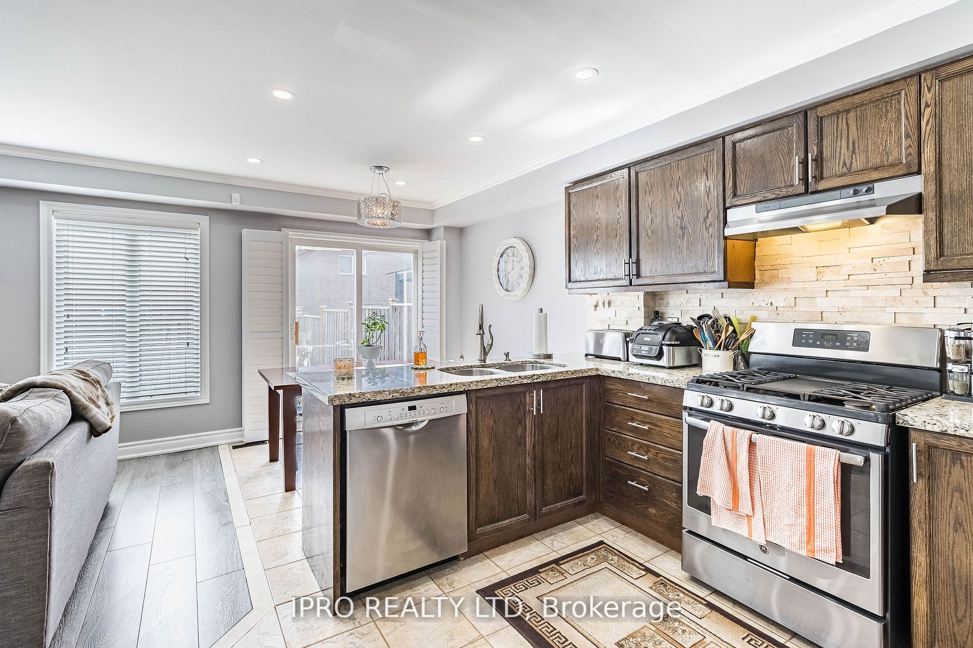 107 Mowat Cres Property Photo 14