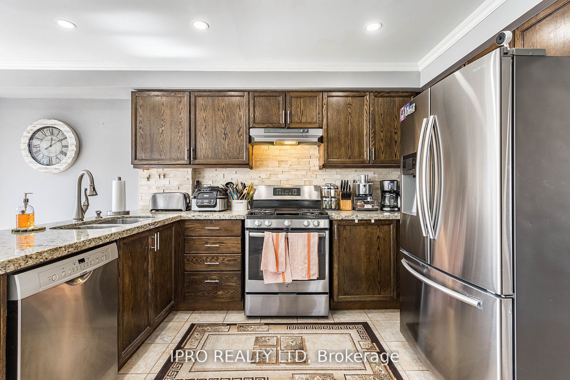 107 Mowat Cres Property Photo 15