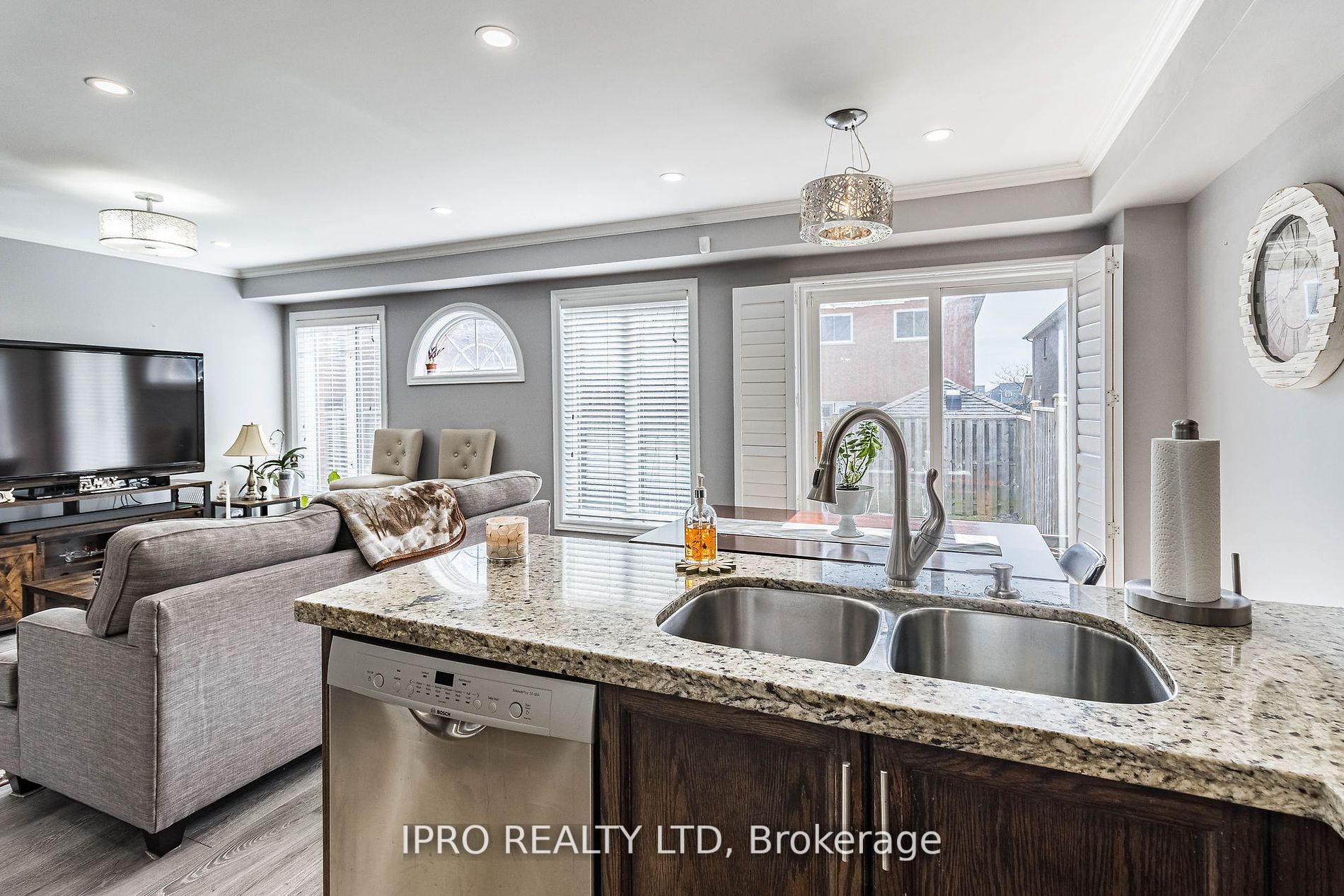 107 Mowat Cres Property Photo 16