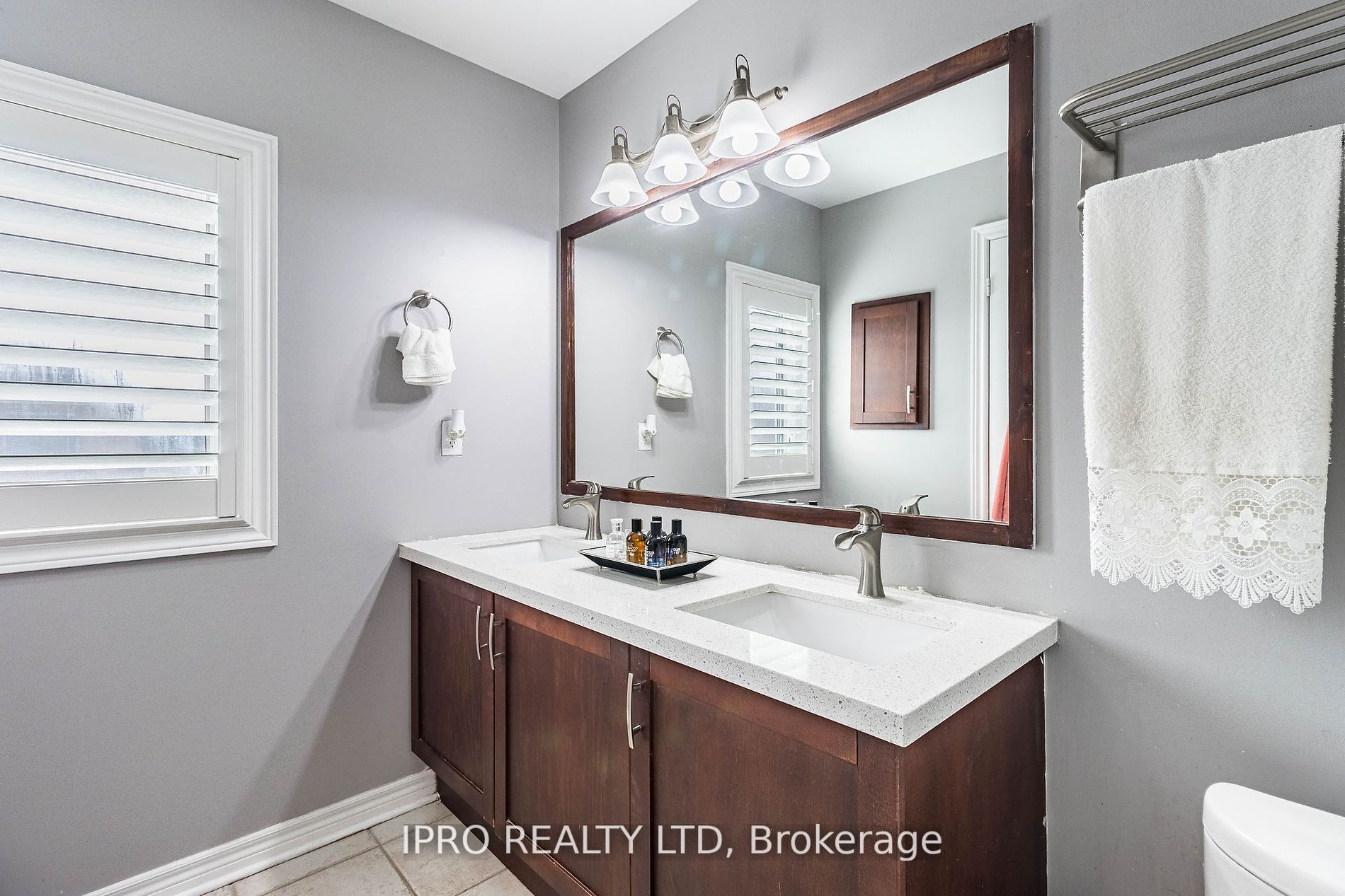 107 Mowat Cres Property Photo 24