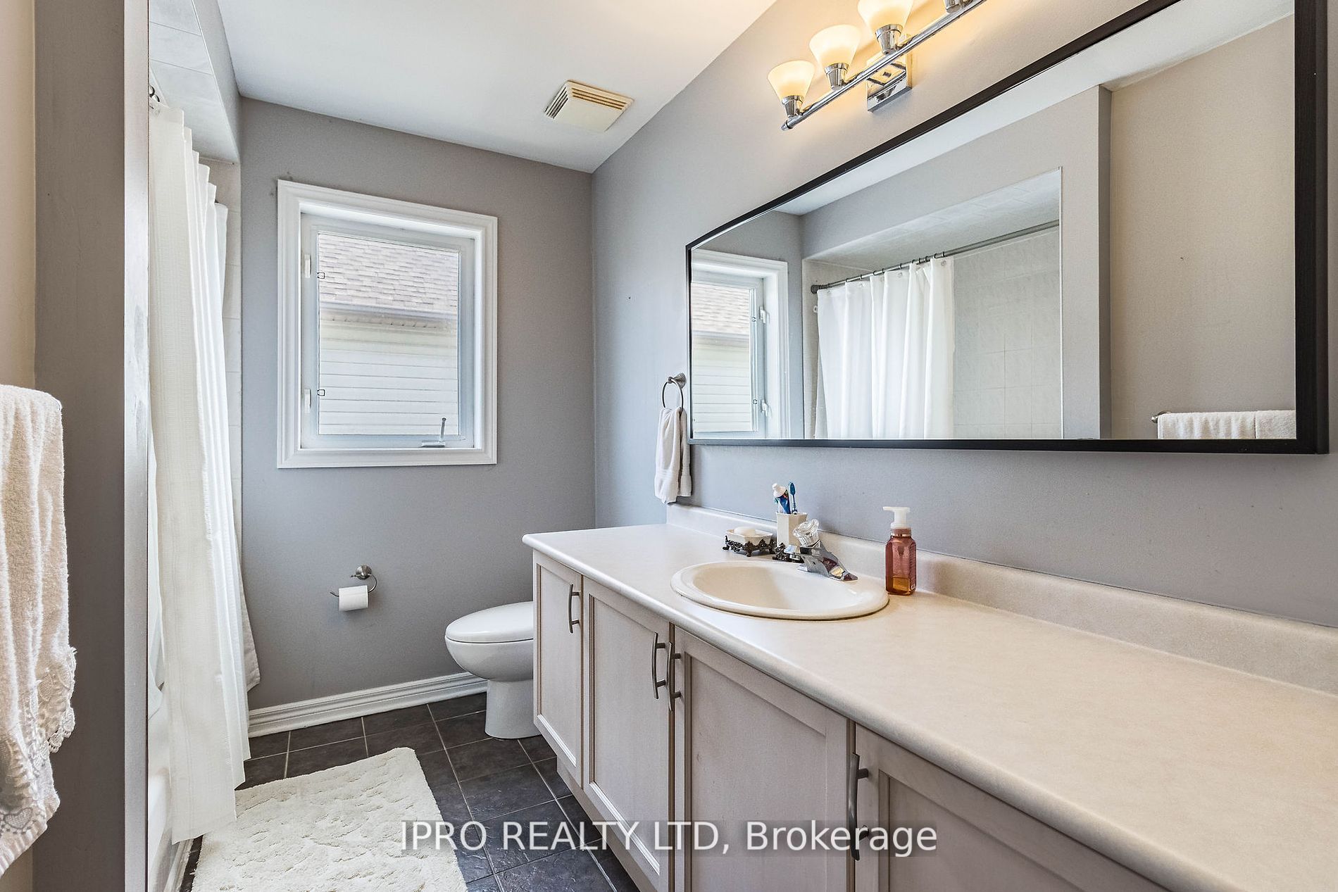 107 Mowat Cres Property Photo 31