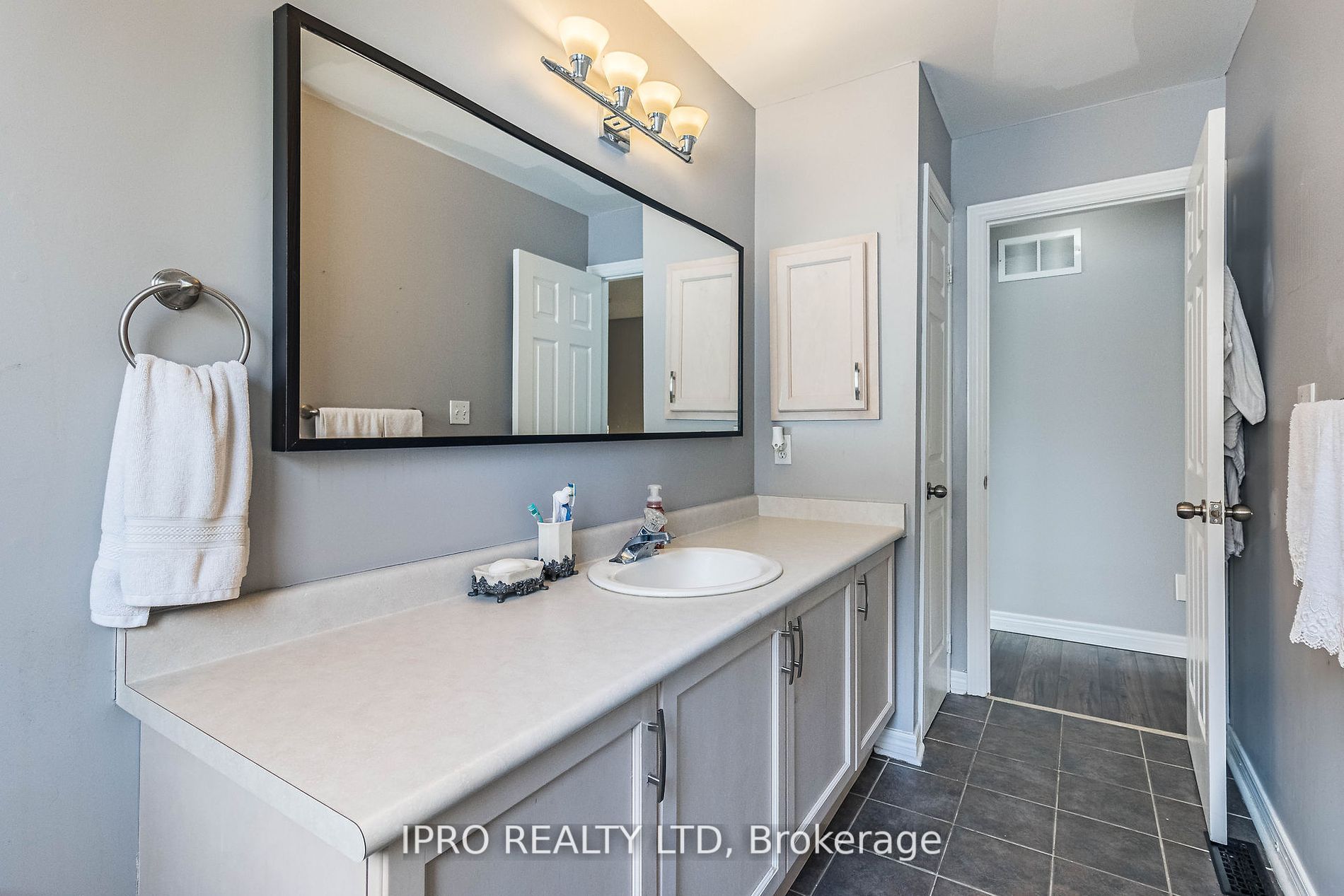 107 Mowat Cres Property Photo 32