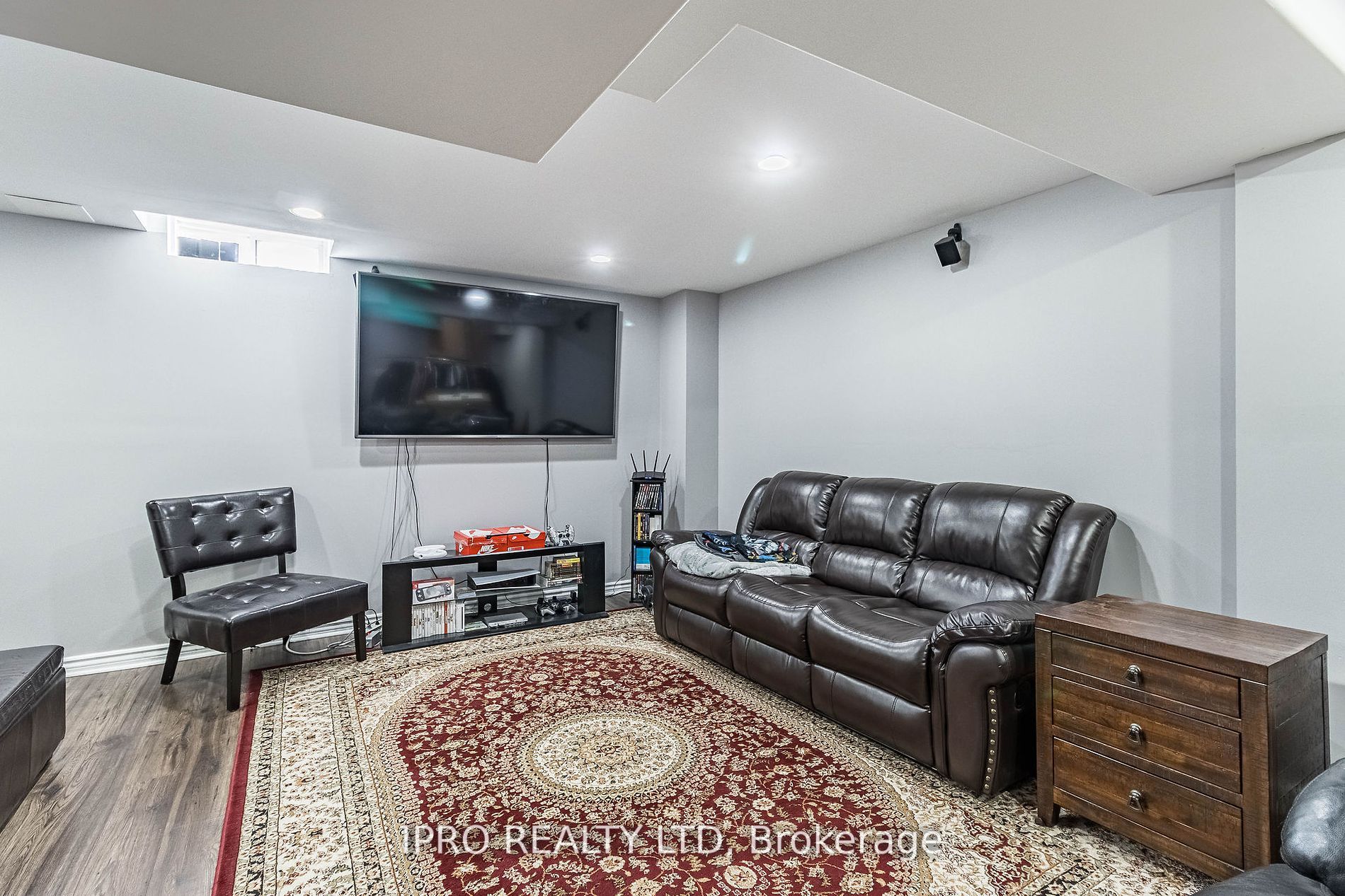 107 Mowat Cres Property Photo 33