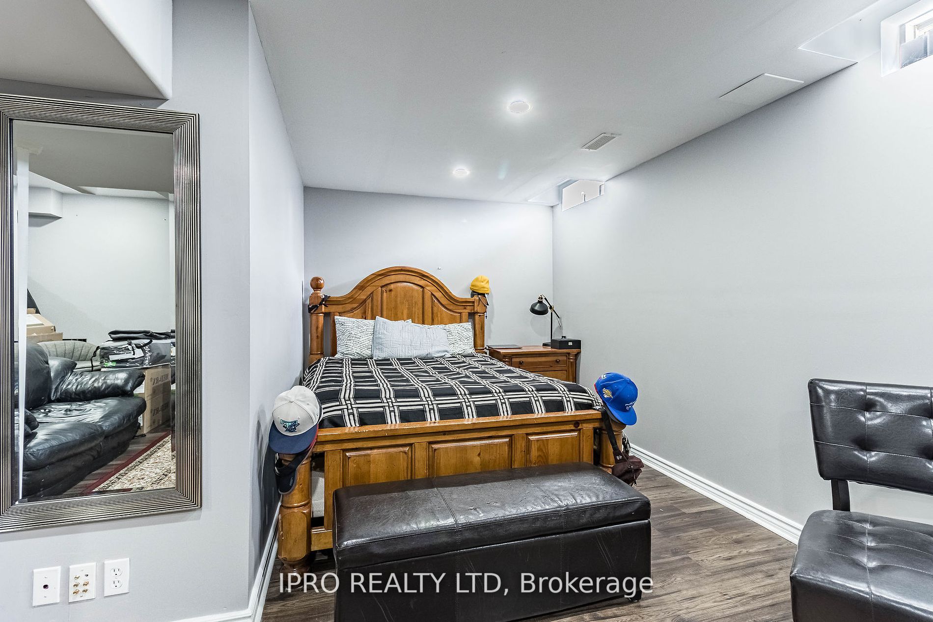 107 Mowat Cres Property Photo 34