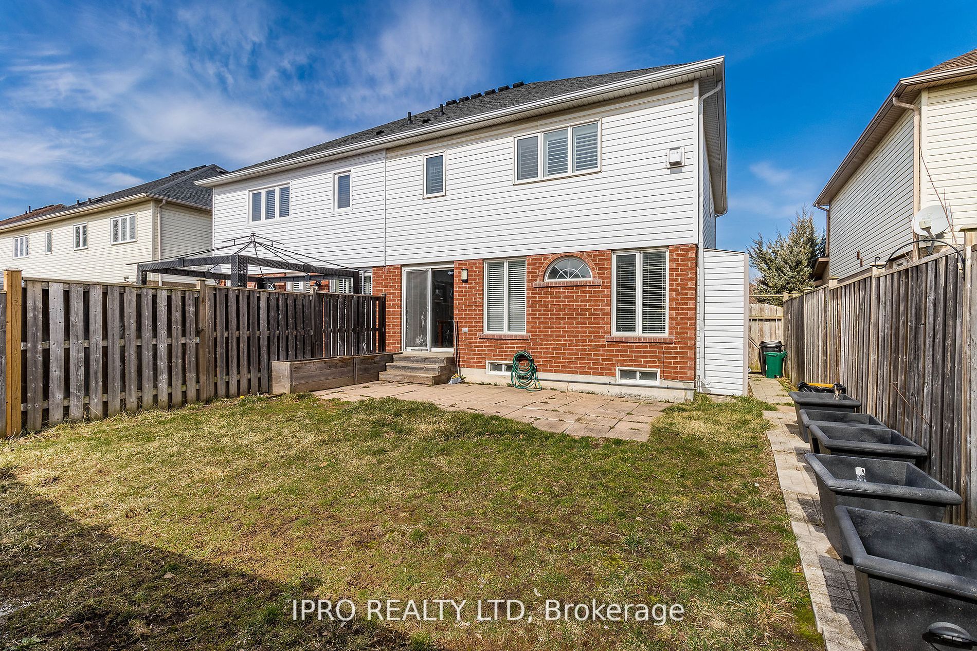 107 Mowat Cres Property Photo 38
