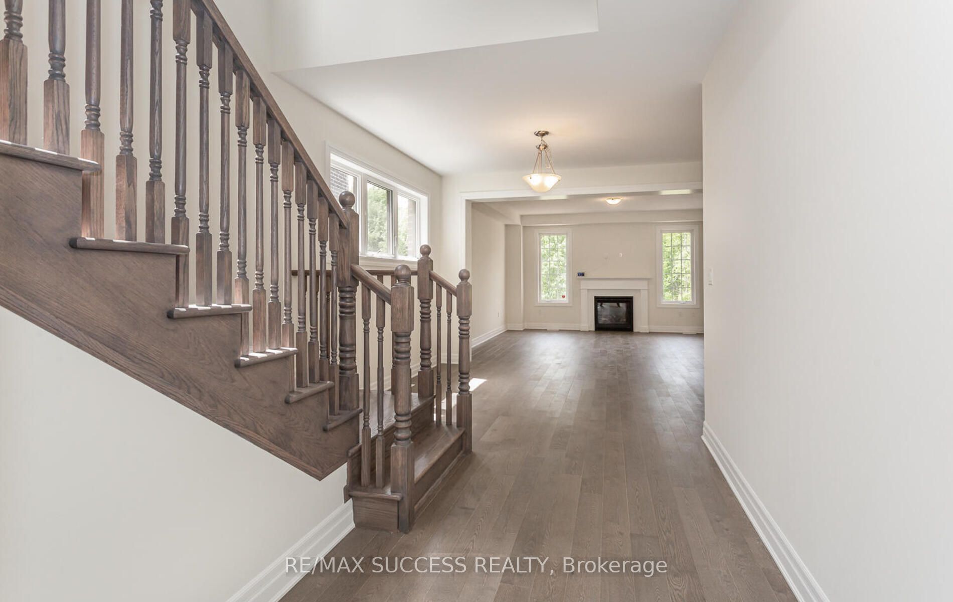 588 Queen Mary Dr Property Photo 2