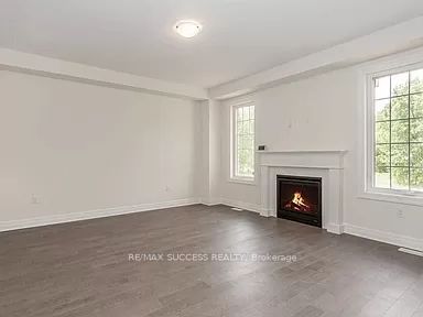 588 Queen Mary Dr Property Photo 3