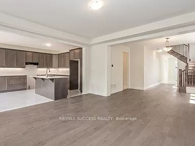 588 Queen Mary Dr Property Photo 4