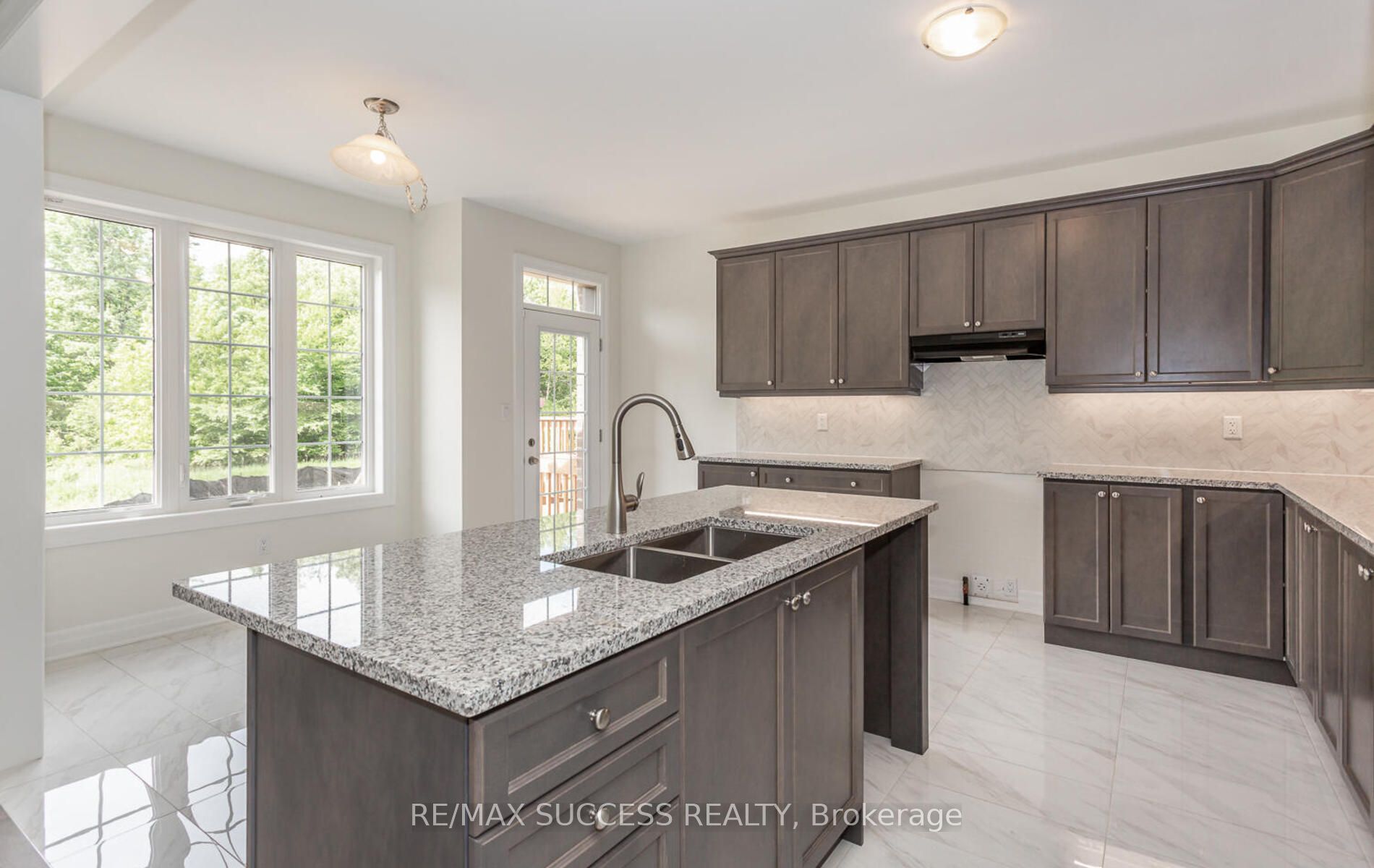 588 Queen Mary Dr Property Photo 8