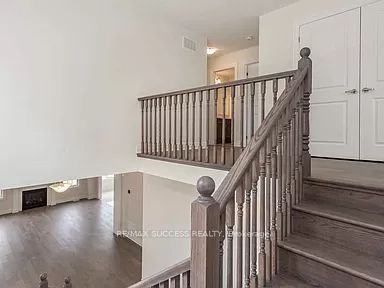 588 Queen Mary Dr Property Photo 11