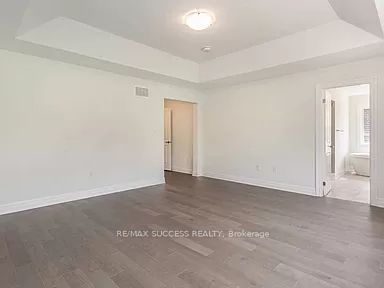 588 Queen Mary Dr Property Photo 12