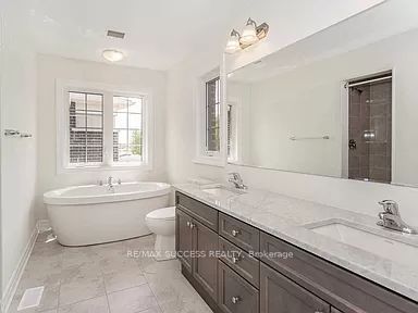 588 Queen Mary Dr Property Photo 13