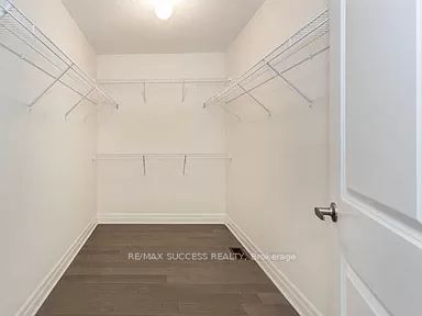 588 Queen Mary Dr Property Photo 15