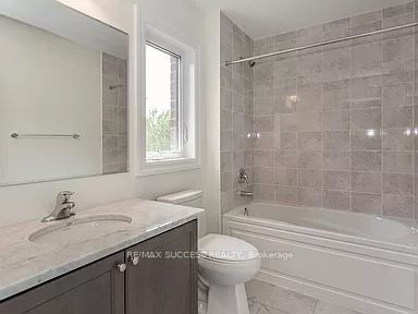 588 Queen Mary Dr Property Photo 16
