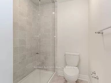 588 Queen Mary Dr Property Photo 17