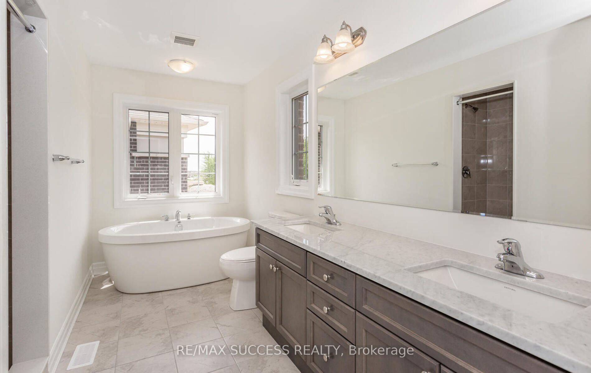 588 Queen Mary Dr Property Photo 18