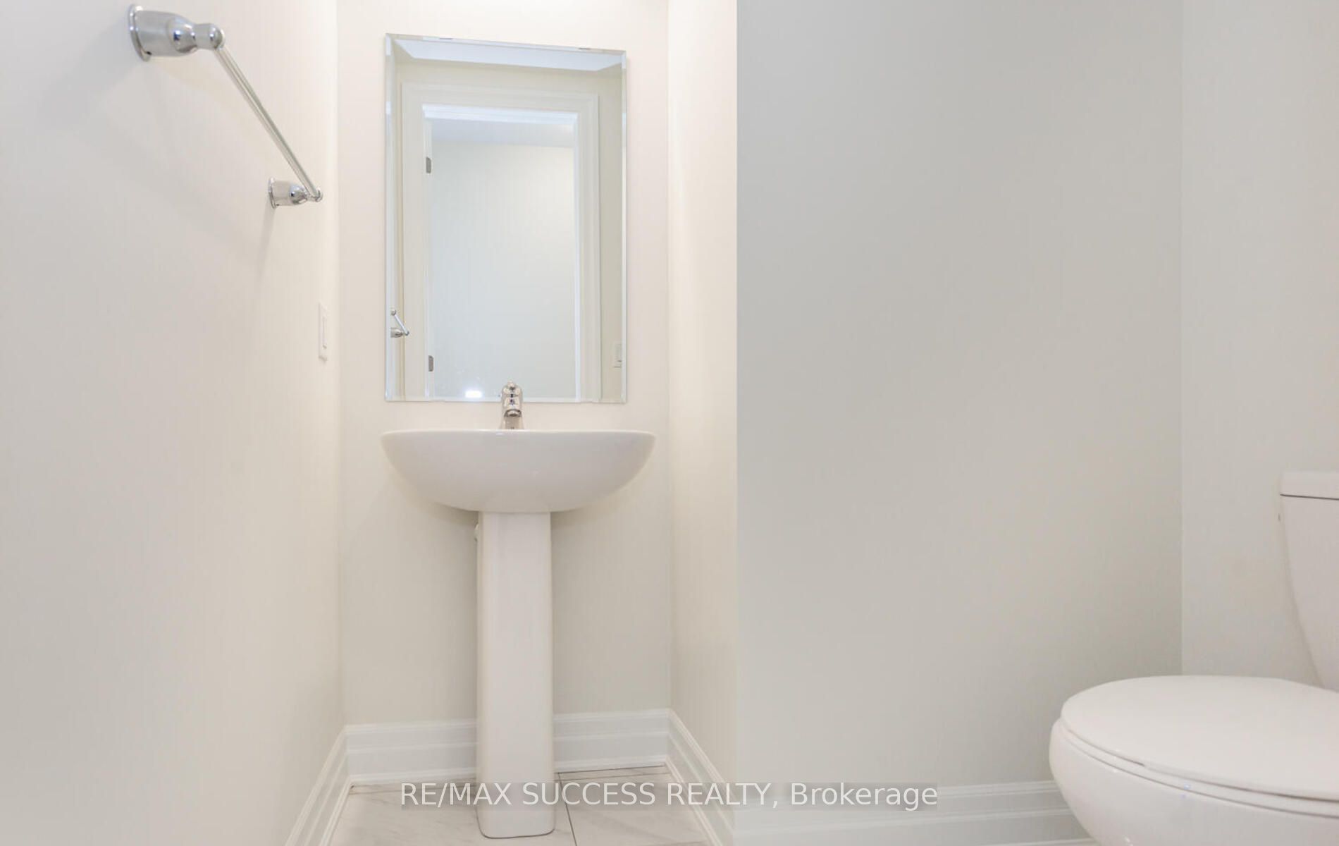 588 Queen Mary Dr Property Photo 19