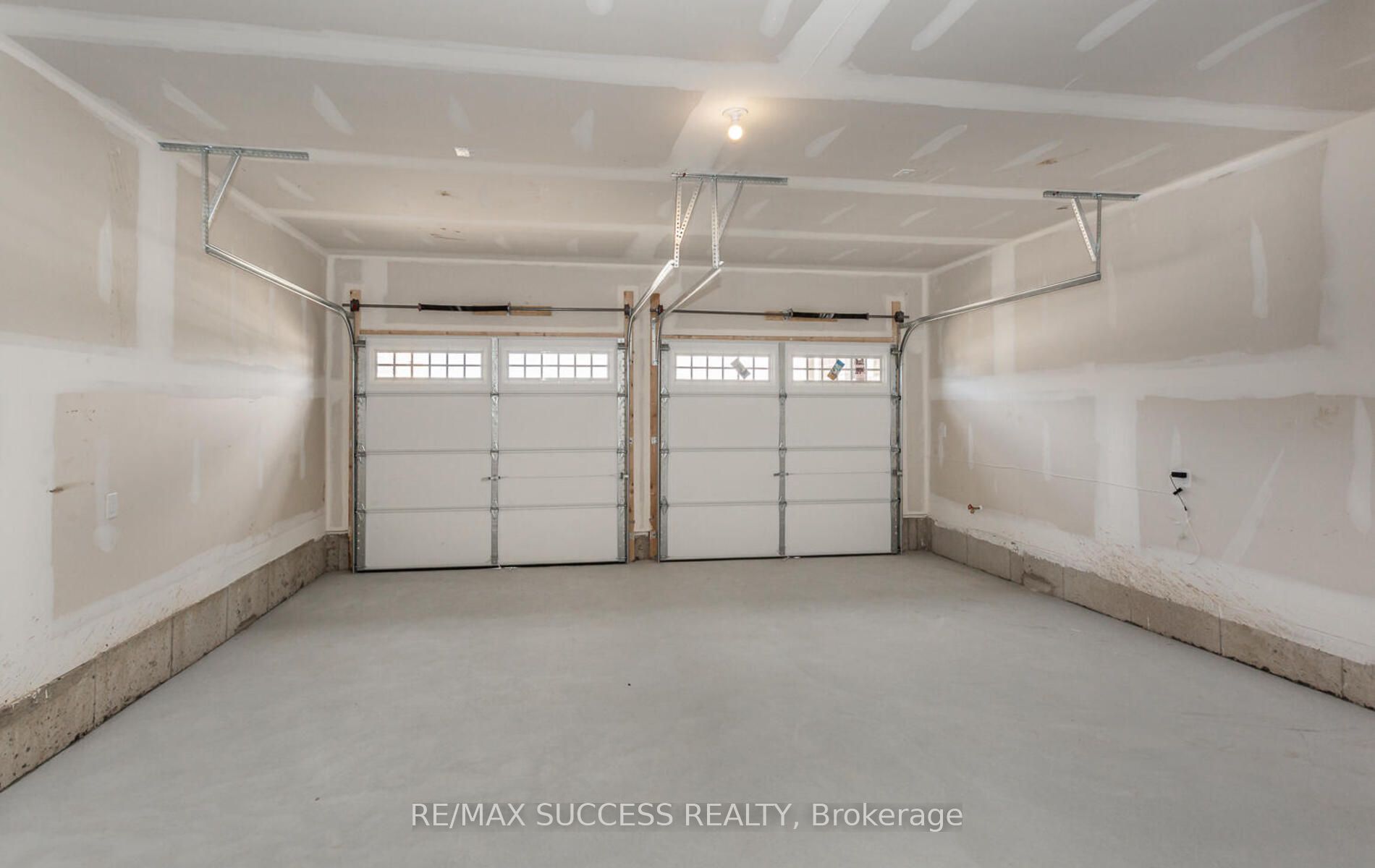 588 Queen Mary Dr Property Photo 20