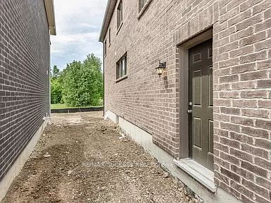 588 Queen Mary Dr Property Photo 21