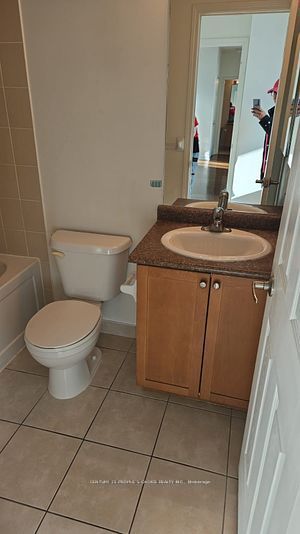208 Enfield Pl 08 Property Photo 3