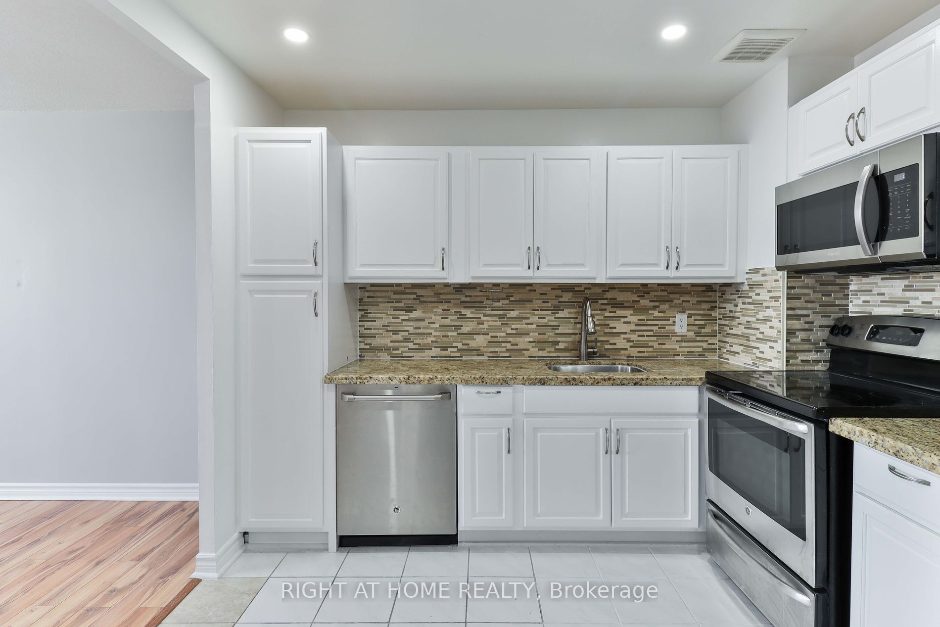 3559 Eglinton Ave W 09 Property Photo 14