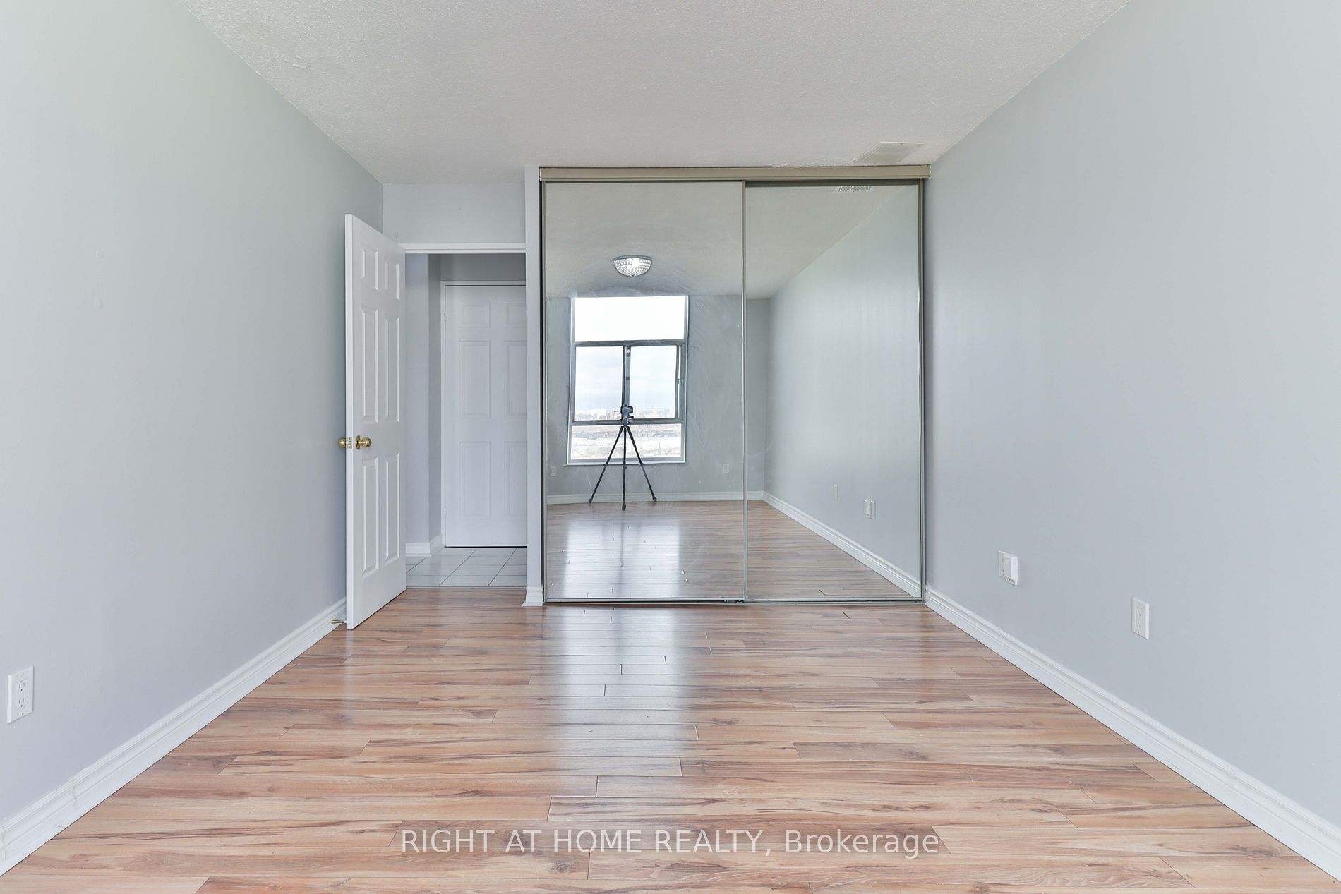 3559 Eglinton Ave W 09 Property Photo 27