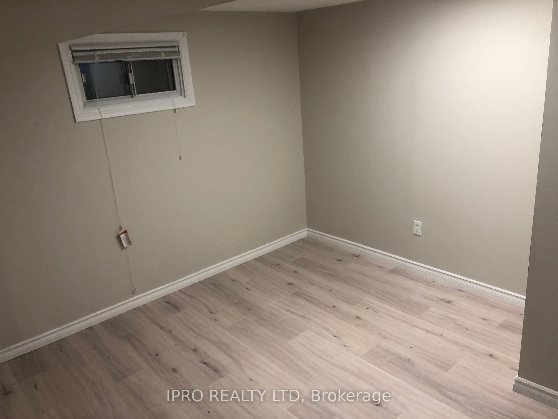 42 Sanford Cres W Property Photo 6