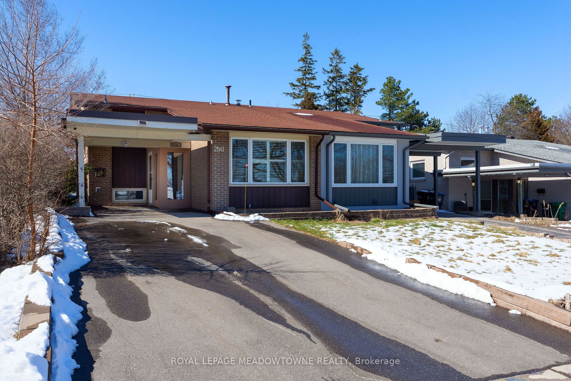2041 Fontwell Cres Property Photo 2
