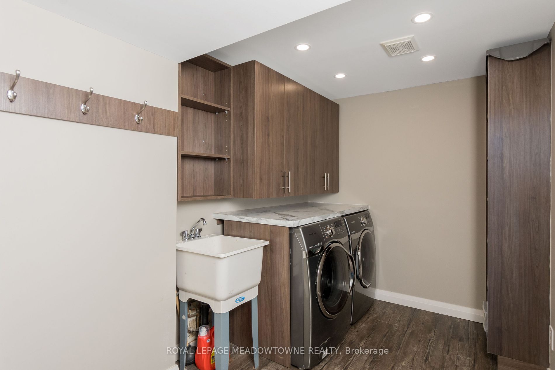 42 Carlton Dr Property Photo 14