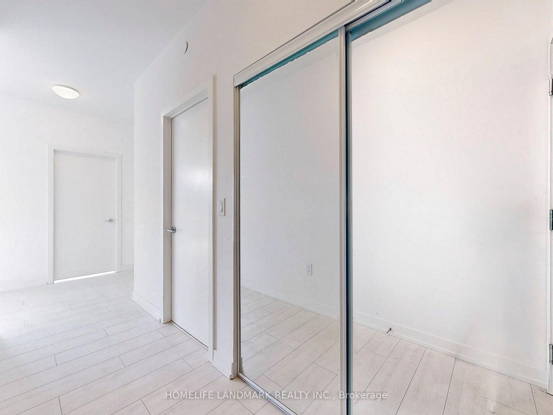 10 De Boers Dr 01 Property Photo 5